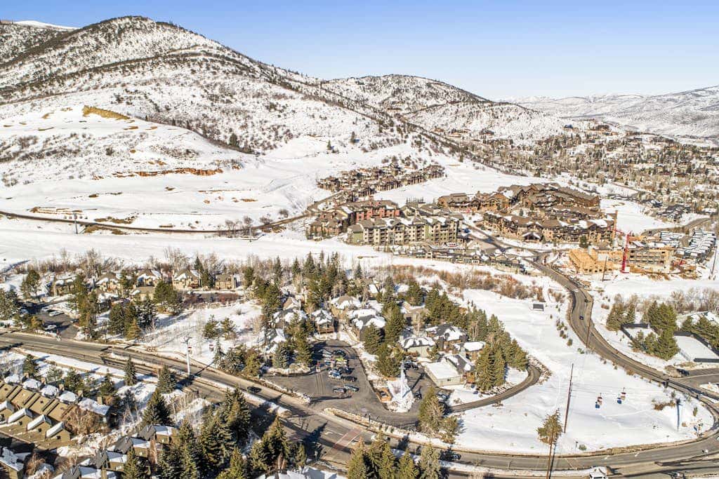 Renovated townhouse in canyons with fireplace & mountain view - walk to lifts