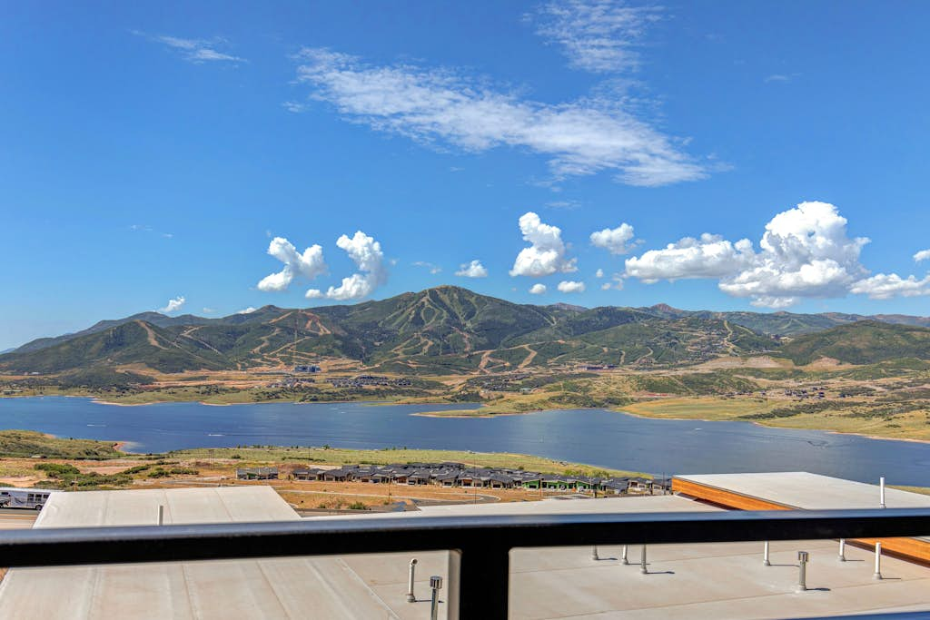 Brand-new townhome with views, shuffleboard - 12 mins to Park City & Deer Valley