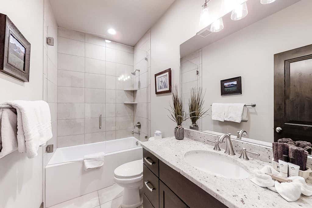 Spacious, new-build stunner near Park City & Deer Valley with private hot tub