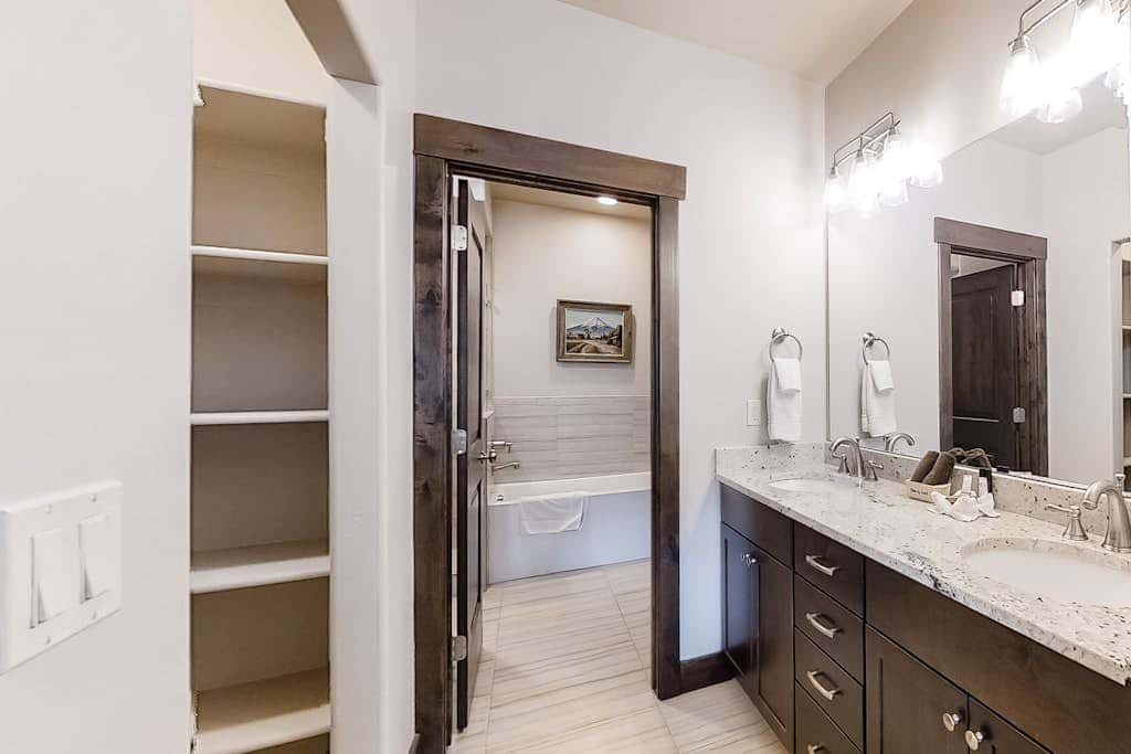 Spacious, new-build stunner near Park City & Deer Valley with private hot tub