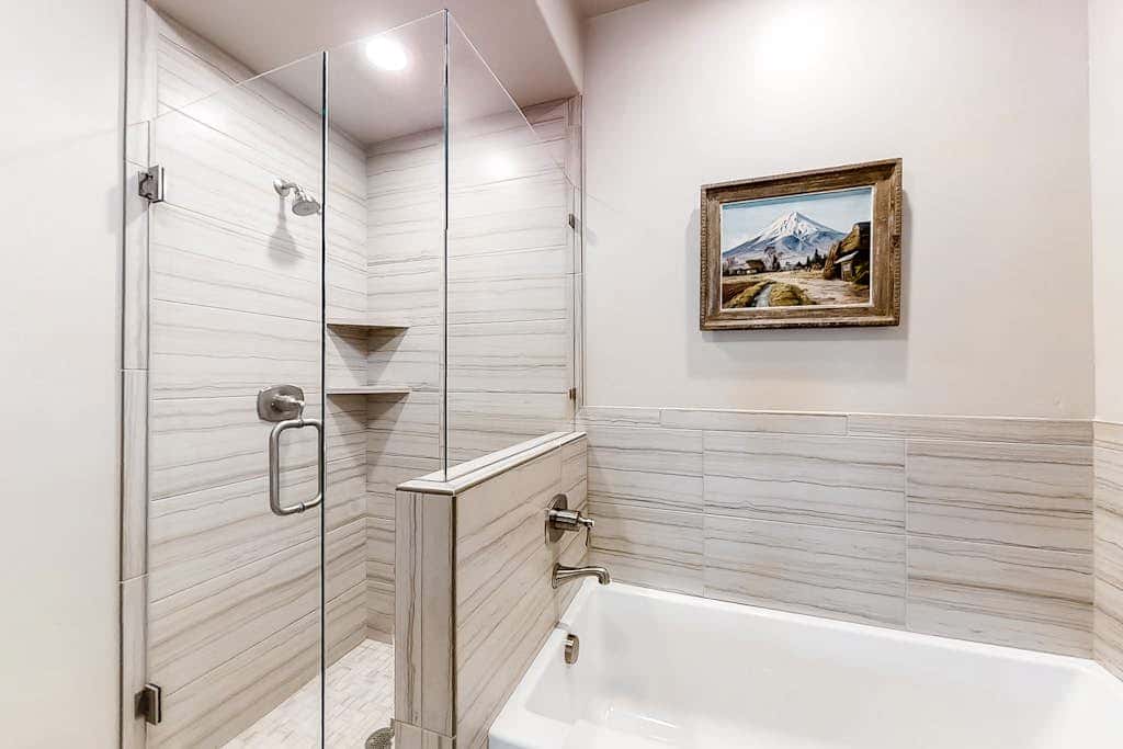 Spacious, new-build stunner near Park City & Deer Valley with private hot tub