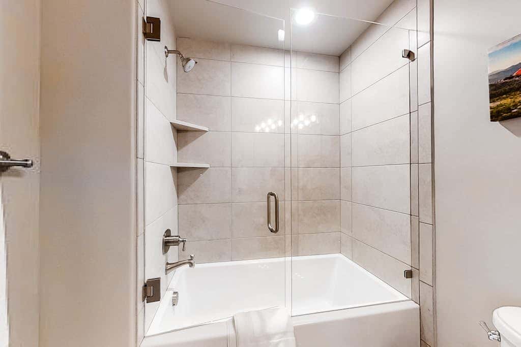 Spacious, new-build stunner near Park City & Deer Valley with private hot tub