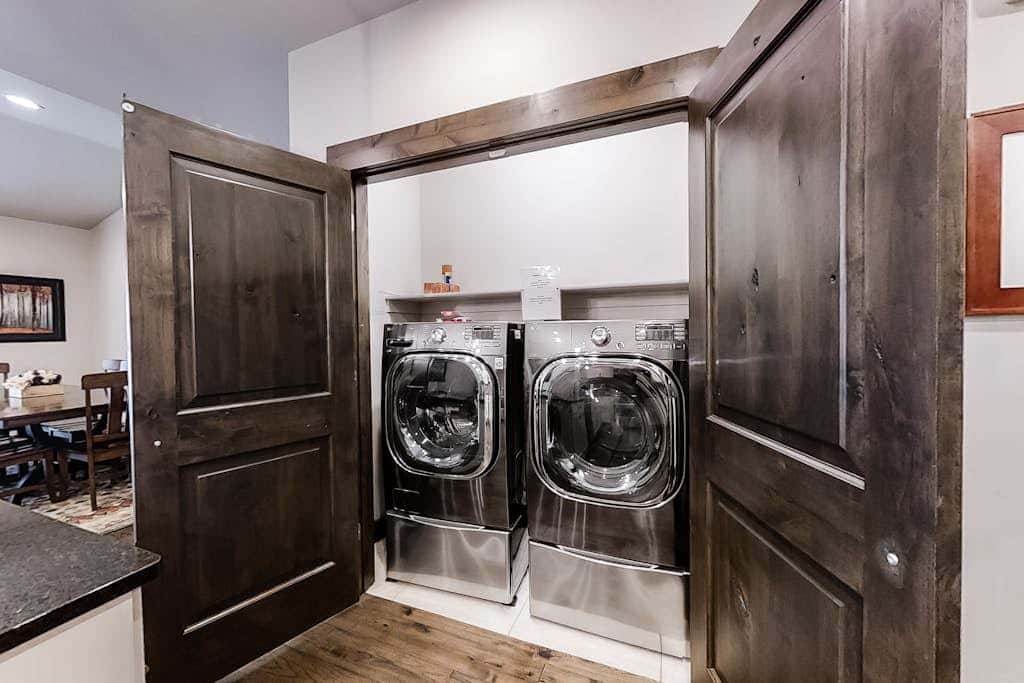 Spacious, new-build stunner near Park City & Deer Valley with private hot tub