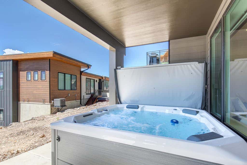 Townhouse in Hideout with hot tub