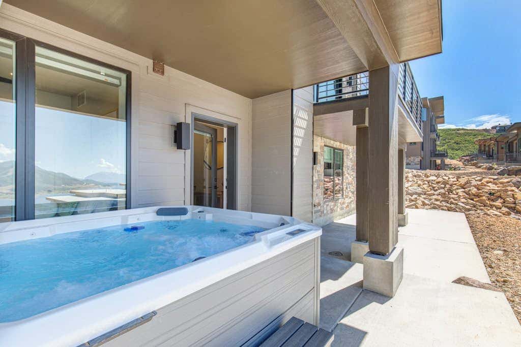 Townhouse in Hideout with hot tub