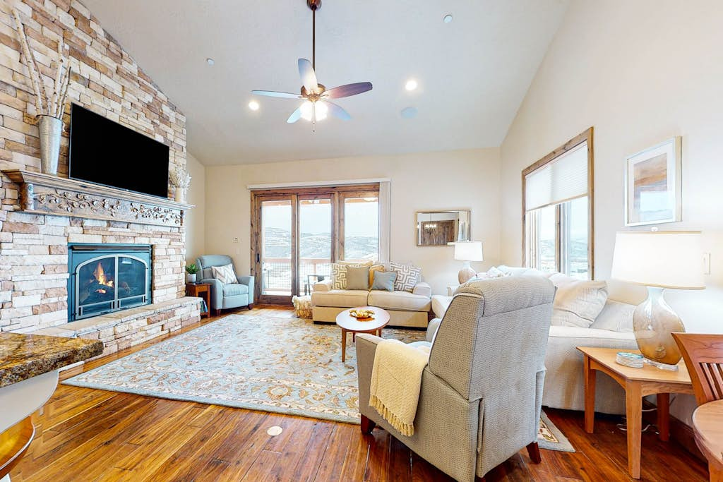 Exquisite mountainside townhome with 12-seat hot tub, lake views & pool table