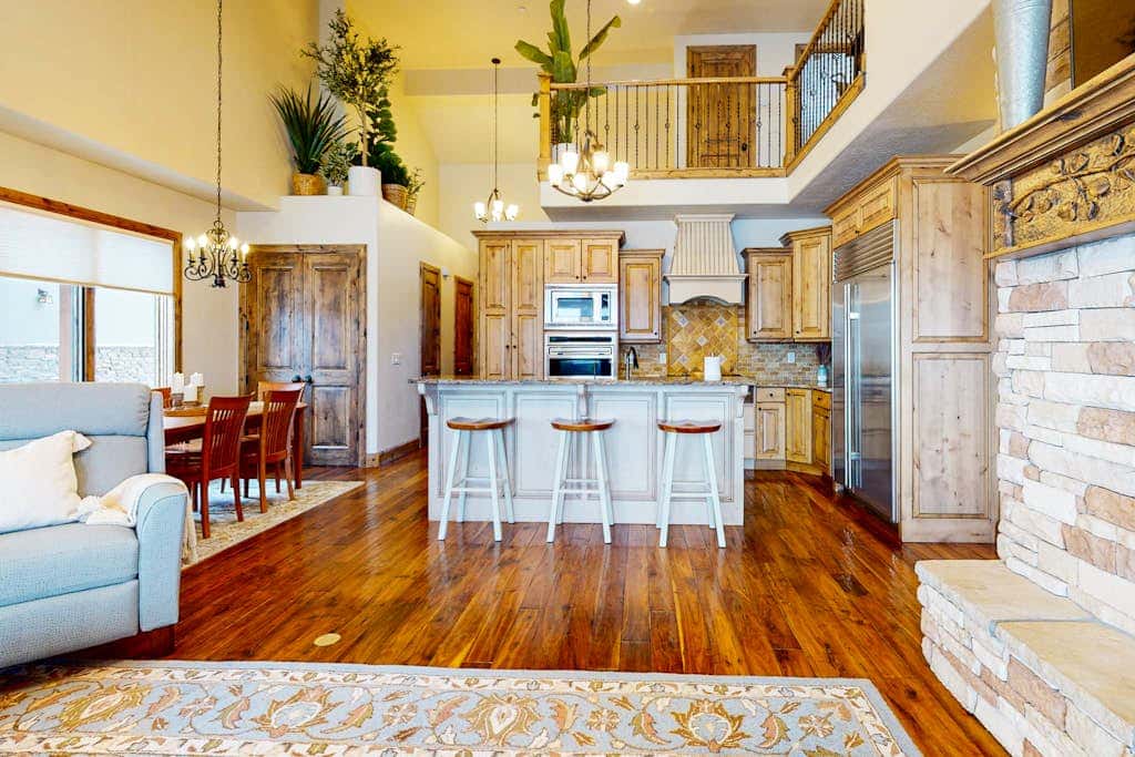 Exquisite mountainside townhome with 12-seat hot tub, lake views & pool table