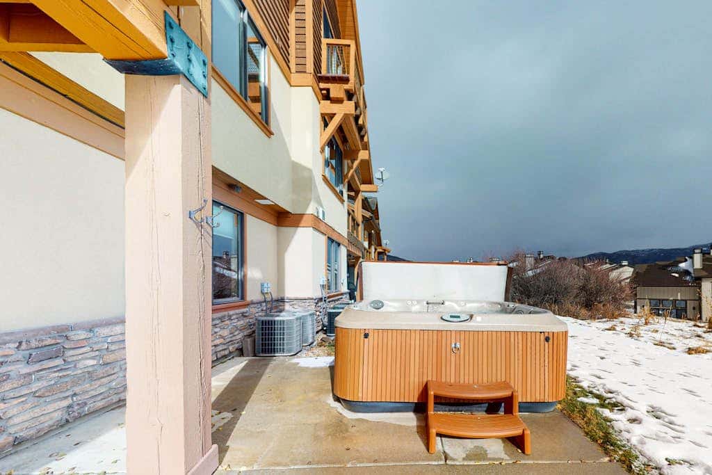 Exquisite mountainside townhome with 12-seat hot tub, lake views & pool table