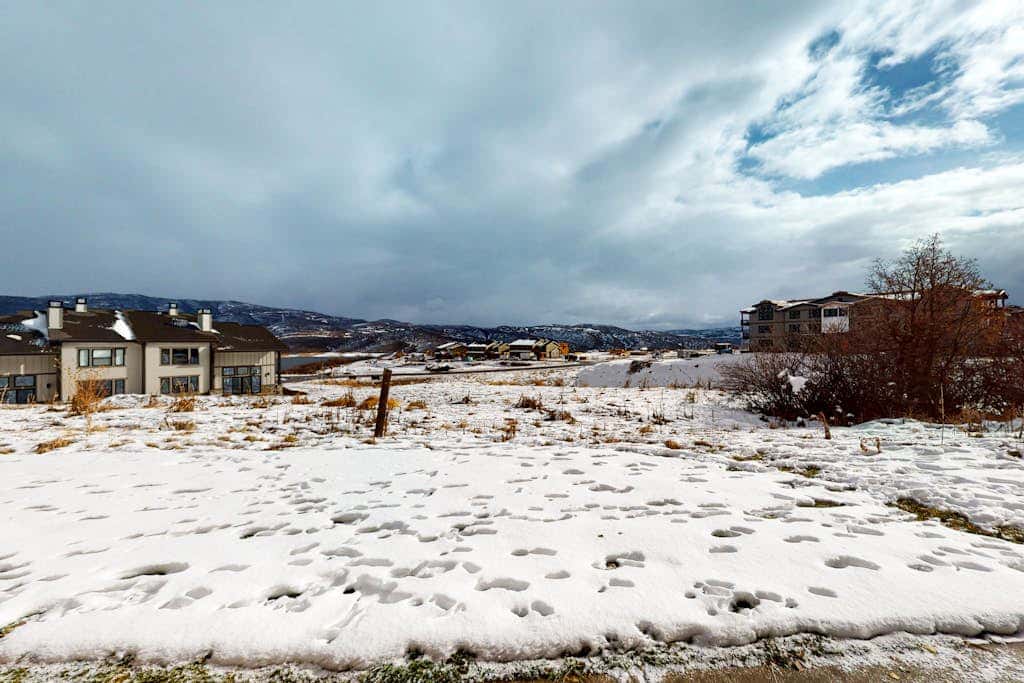 Exquisite mountainside townhome with 12-seat hot tub, lake views & pool table