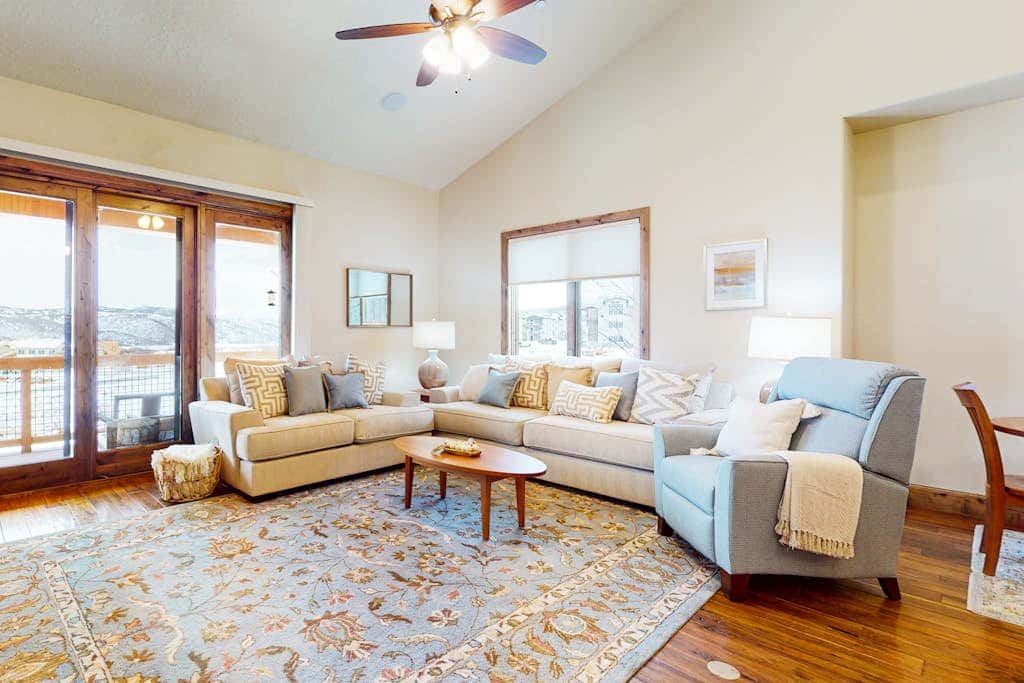 Exquisite mountainside townhome with 12-seat hot tub, lake views & pool table