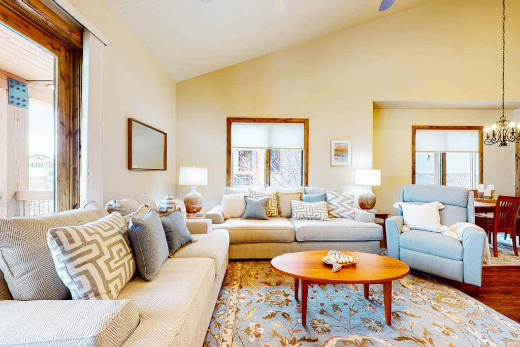 Exquisite mountainside townhome with 12-seat hot tub, lake views & pool table