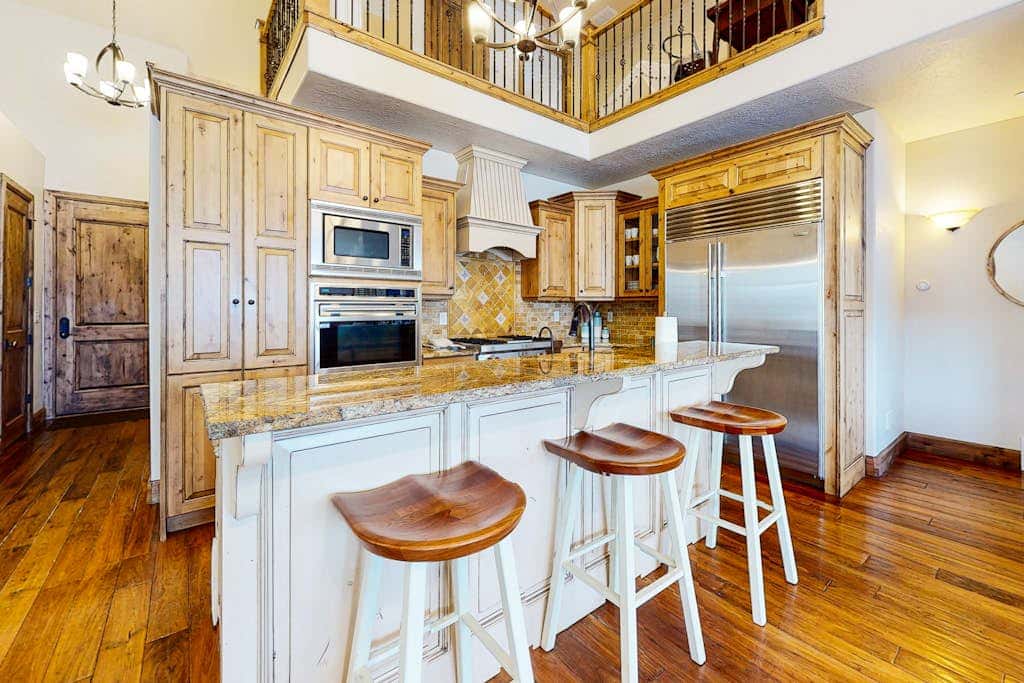 Exquisite mountainside townhome with 12-seat hot tub, lake views & pool table