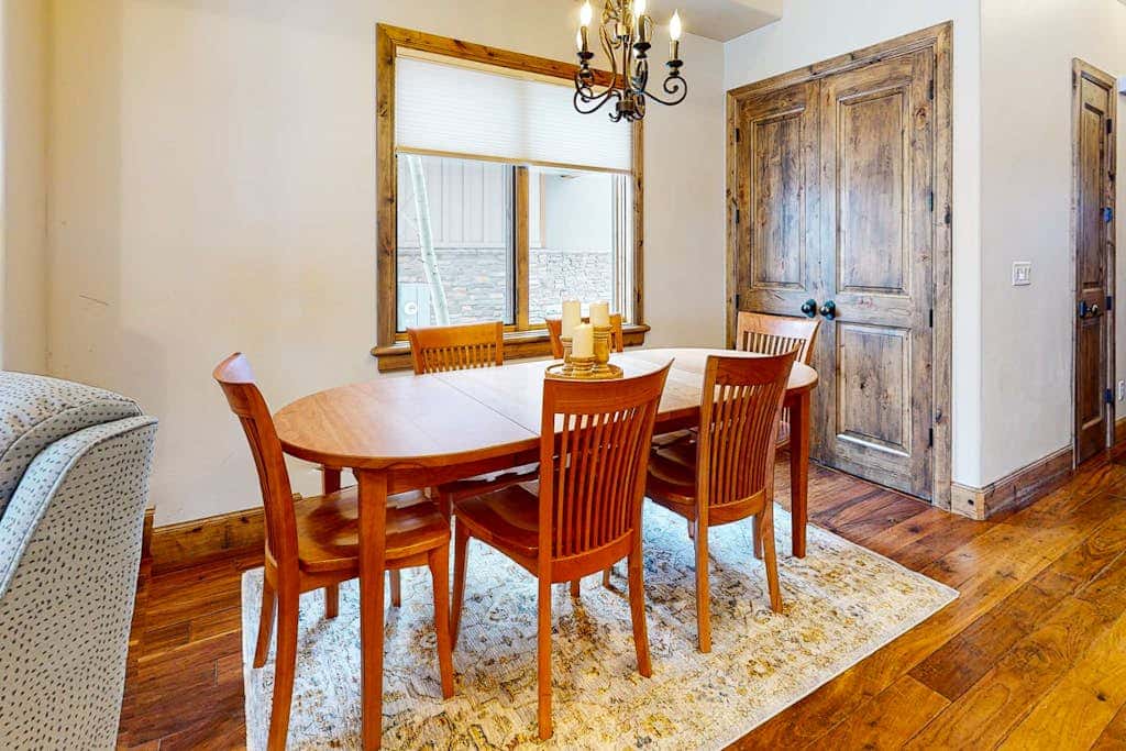 Exquisite mountainside townhome with 12-seat hot tub, lake views & pool table