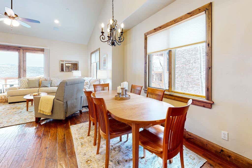 Exquisite mountainside townhome with 12-seat hot tub, lake views & pool table