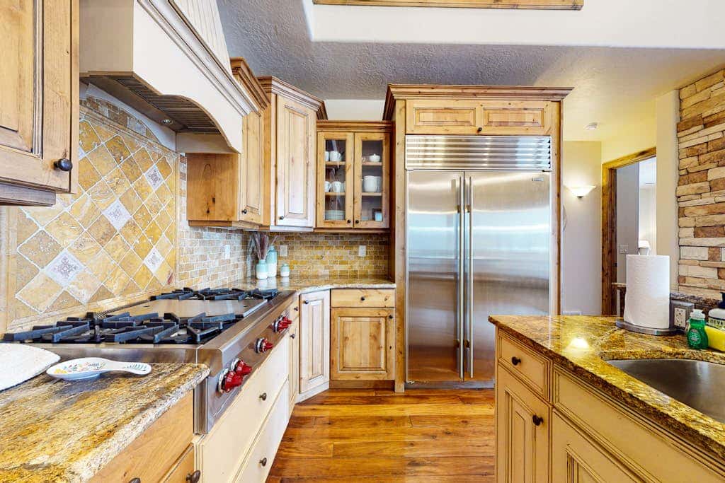 Exquisite mountainside townhome with 12-seat hot tub, lake views & pool table