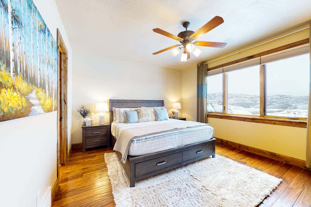 Exquisite mountainside townhome with 12-seat hot tub, lake views & pool table