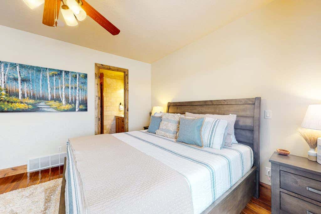 Exquisite mountainside townhome with 12-seat hot tub, lake views & pool table