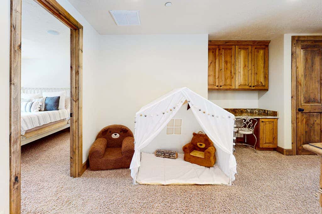 Exquisite mountainside townhome with 12-seat hot tub, lake views & pool table
