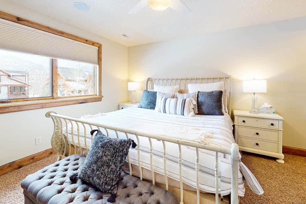 Exquisite mountainside townhome with 12-seat hot tub, lake views & pool table