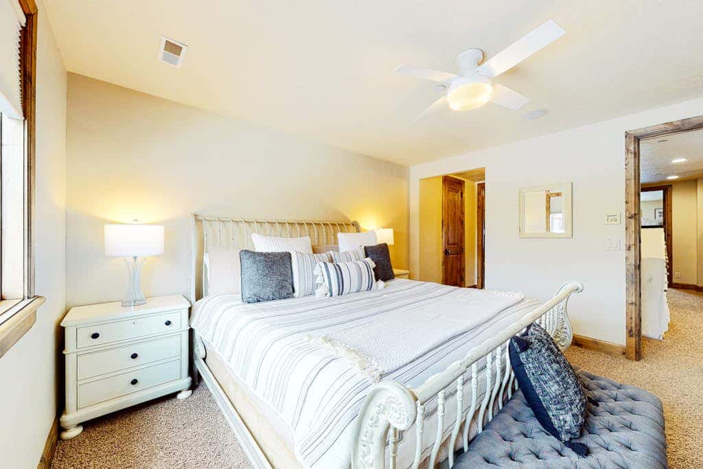 Exquisite mountainside townhome with 12-seat hot tub, lake views & pool table