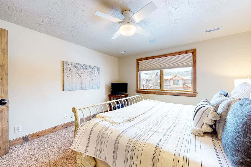 Exquisite mountainside townhome with 12-seat hot tub, lake views & pool table