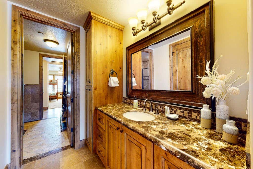 Exquisite mountainside townhome with 12-seat hot tub, lake views & pool table