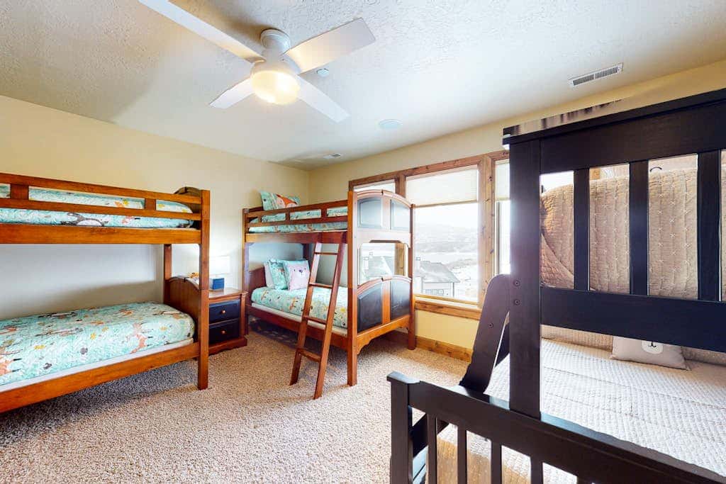 Exquisite mountainside townhome with 12-seat hot tub, lake views & pool table