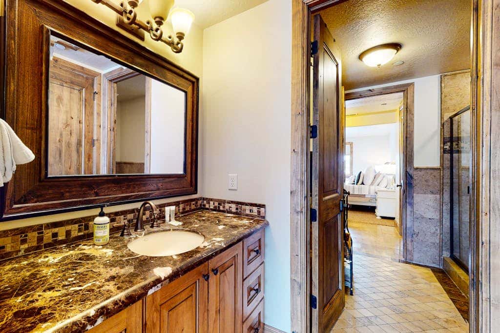 Exquisite mountainside townhome with 12-seat hot tub, lake views & pool table