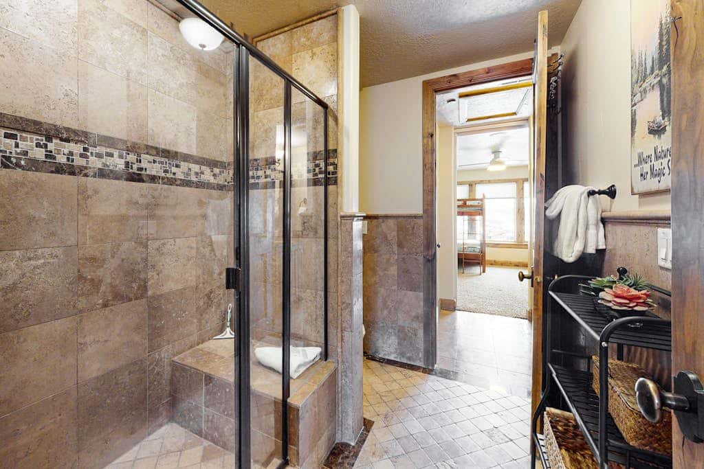 Exquisite mountainside townhome with 12-seat hot tub, lake views & pool table