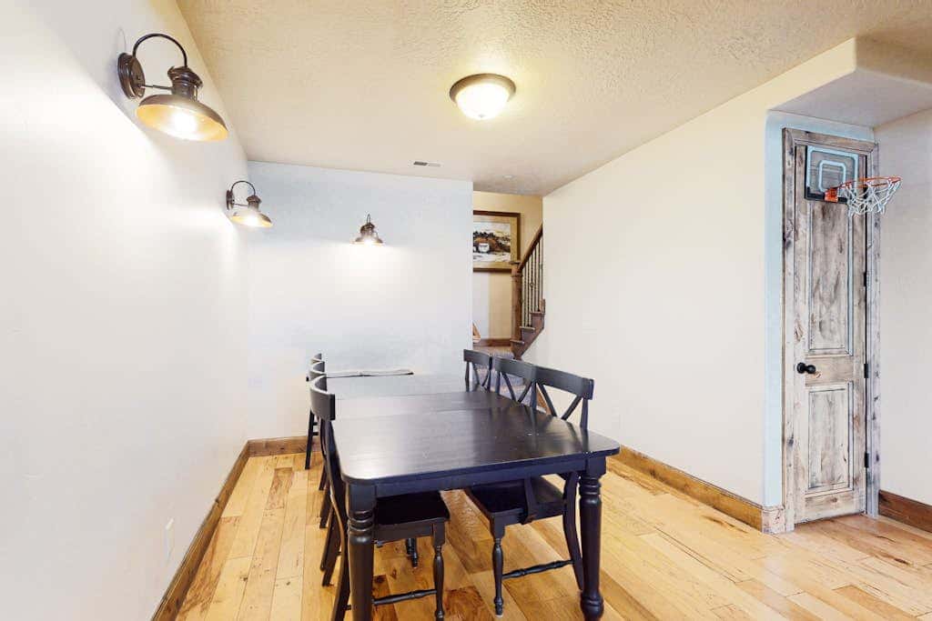 Exquisite mountainside townhome with 12-seat hot tub, lake views & pool table