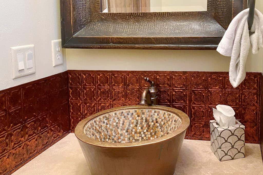 Exquisite mountainside townhome with 12-seat hot tub, lake views & pool table