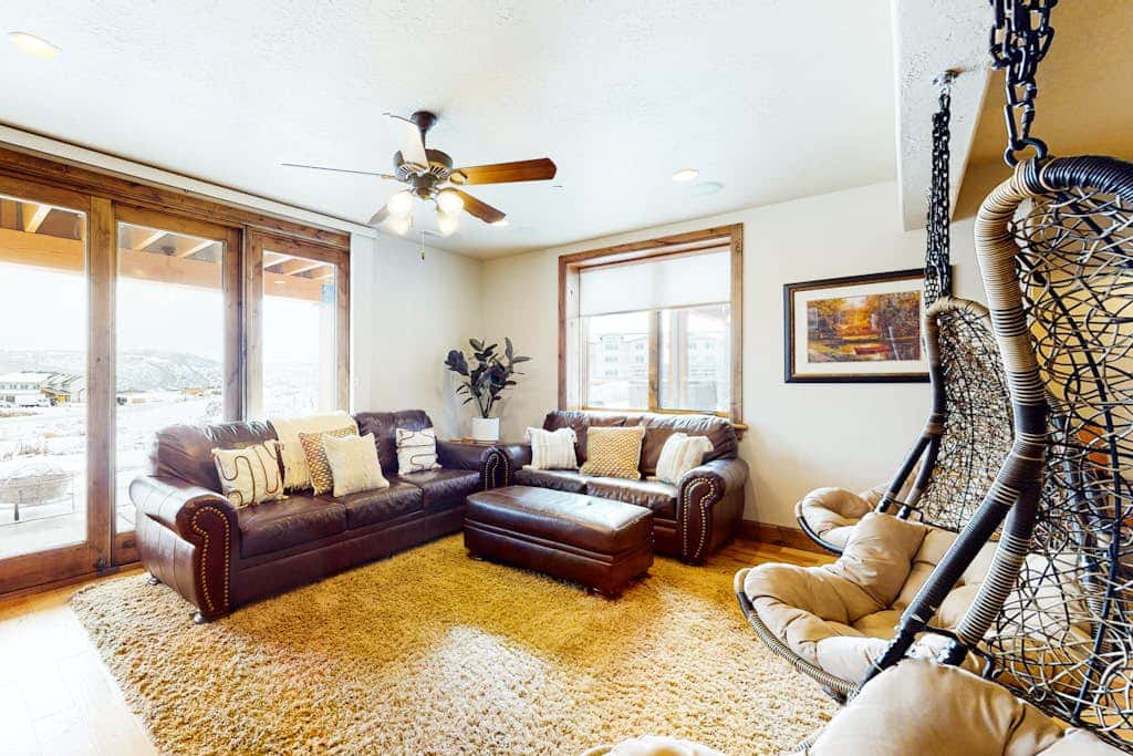 Exquisite mountainside townhome with 12-seat hot tub, lake views & pool table
