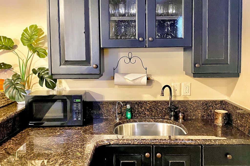 Exquisite mountainside townhome with 12-seat hot tub, lake views & pool table