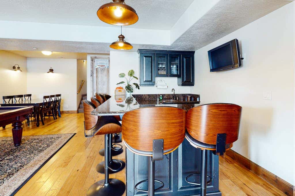 Exquisite mountainside townhome with 12-seat hot tub, lake views & pool table