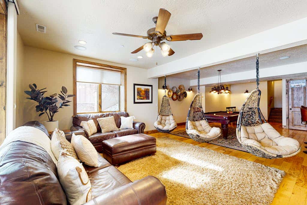 Exquisite mountainside townhome with 12-seat hot tub, lake views & pool table