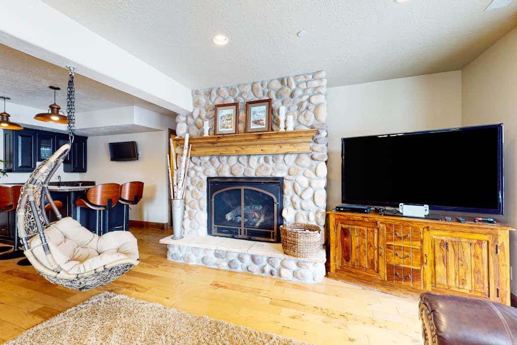 Exquisite mountainside townhome with 12-seat hot tub, lake views & pool table