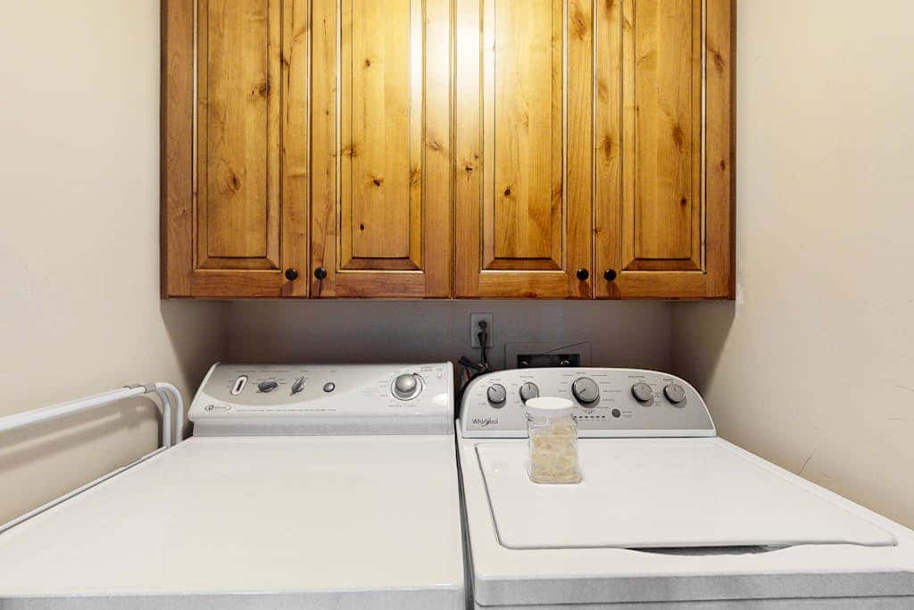 Exquisite mountainside townhome with 12-seat hot tub, lake views & pool table