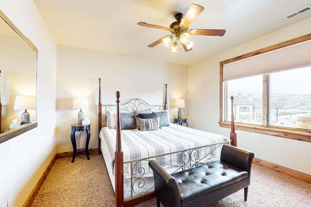 Exquisite mountainside townhome with 12-seat hot tub, lake views & pool table