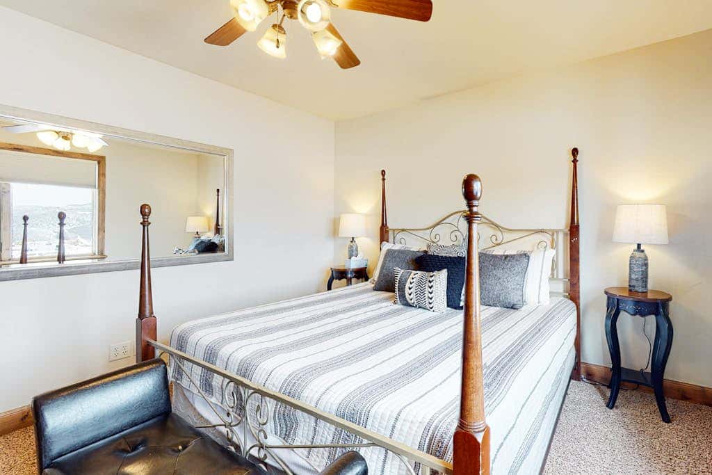 Exquisite mountainside townhome with 12-seat hot tub, lake views & pool table