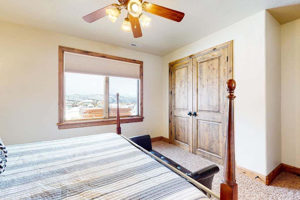 Exquisite mountainside townhome with 12-seat hot tub, lake views & pool table