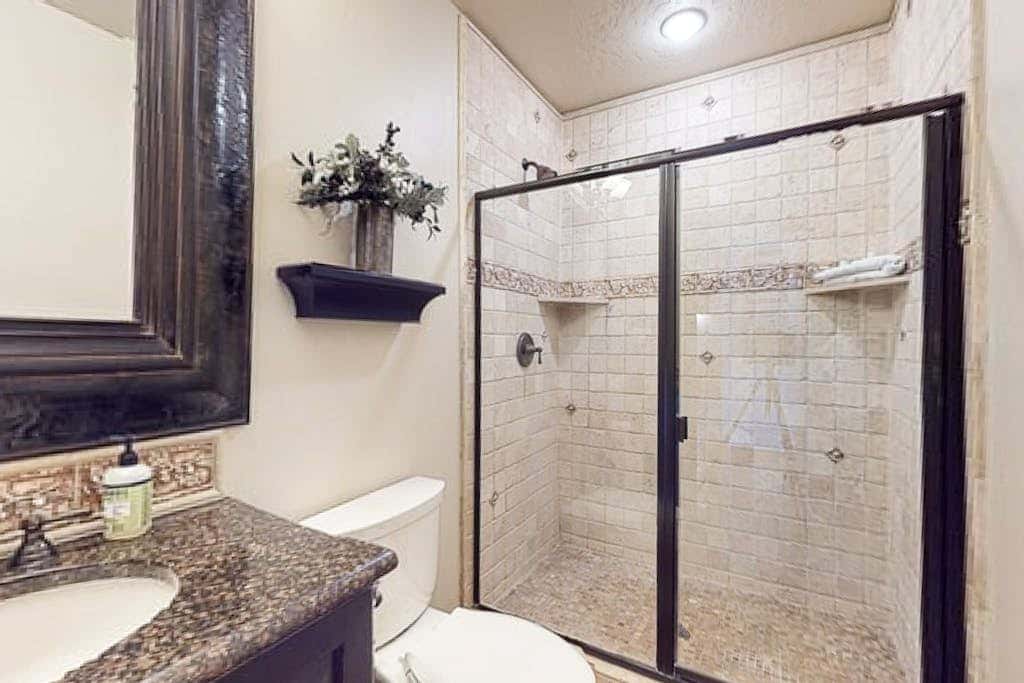 Exquisite mountainside townhome with 12-seat hot tub, lake views & pool table
