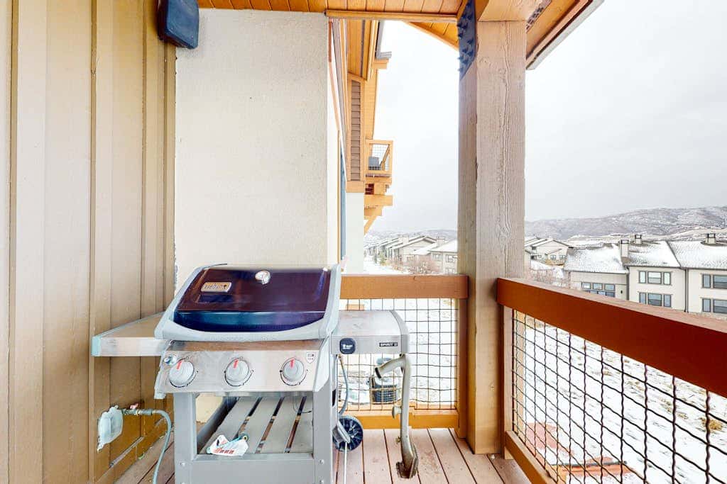 Exquisite mountainside townhome with 12-seat hot tub, lake views & pool table