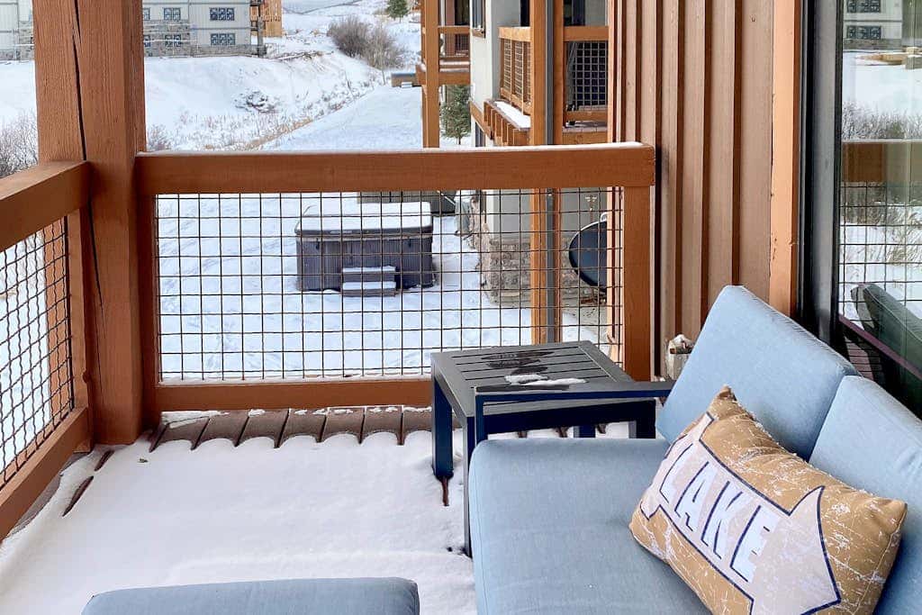 Exquisite mountainside townhome with 12-seat hot tub, lake views & pool table