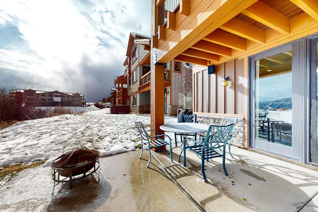 Exquisite mountainside townhome with 12-seat hot tub, lake views & pool table