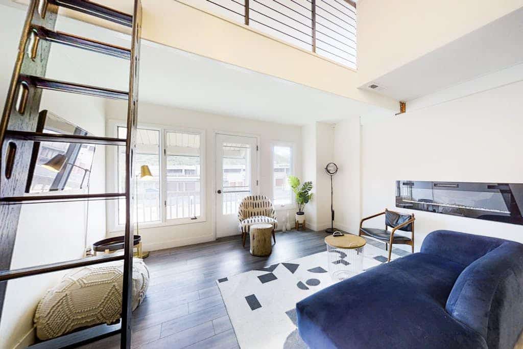Modern & chic year-round getaway with mountain views & fireplace- near shopping