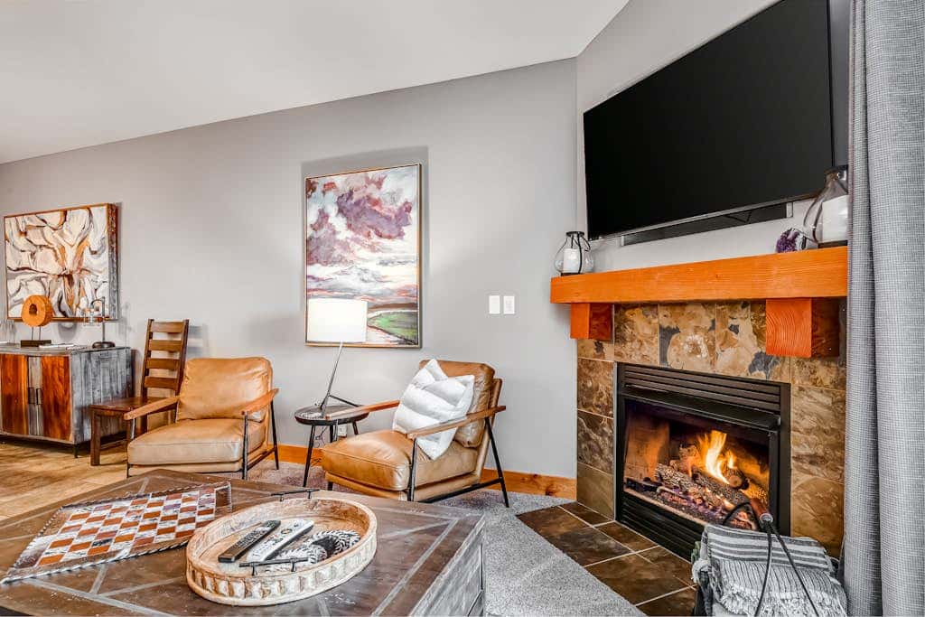 Ski view condo with fast WiFi, private grill, easy ski access, pool, & hot tub