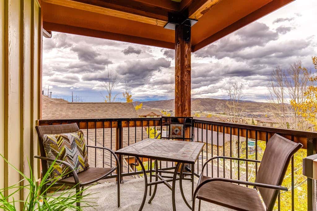 Ski view condo with fast WiFi, private grill, easy ski access, pool, & hot tub