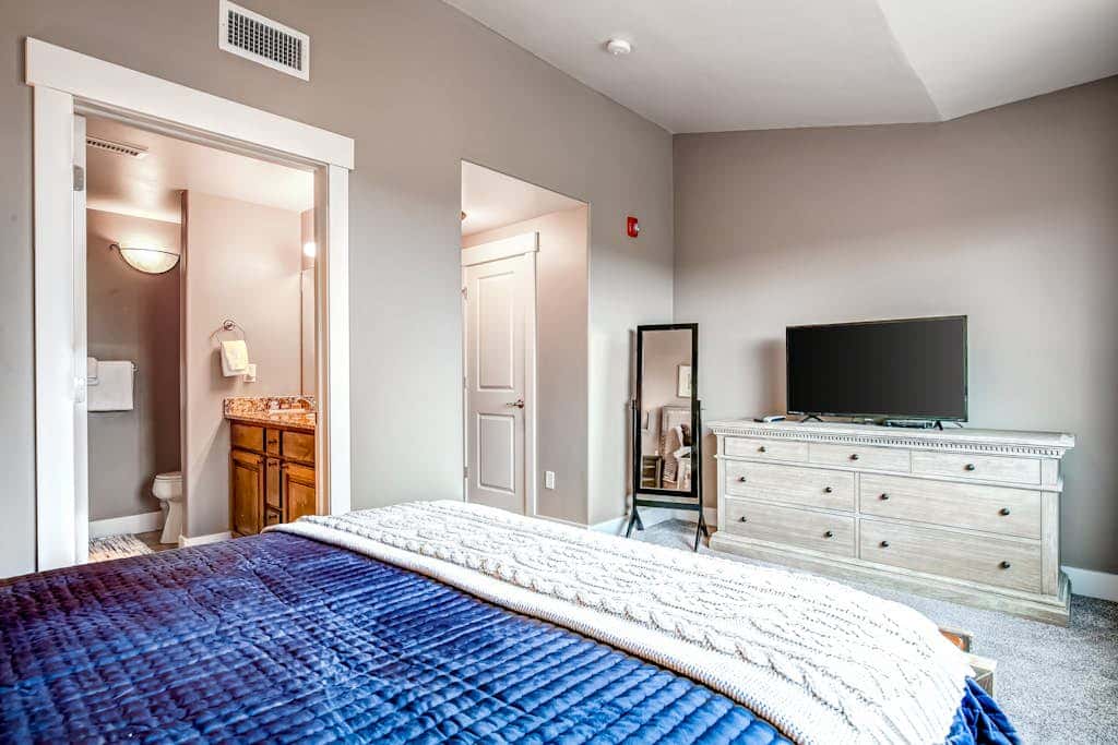 Ski view condo with fast WiFi, private grill, easy ski access, pool, & hot tub