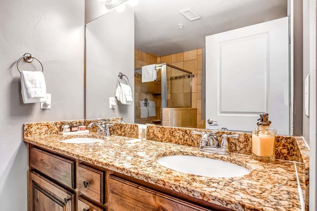 Ski view condo with fast WiFi, private grill, easy ski access, pool, & hot tub