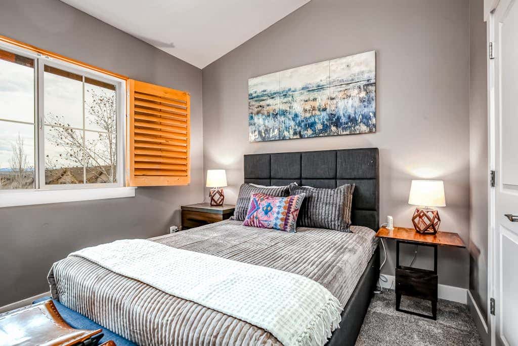 Ski view condo with fast WiFi, private grill, easy ski access, pool, & hot tub